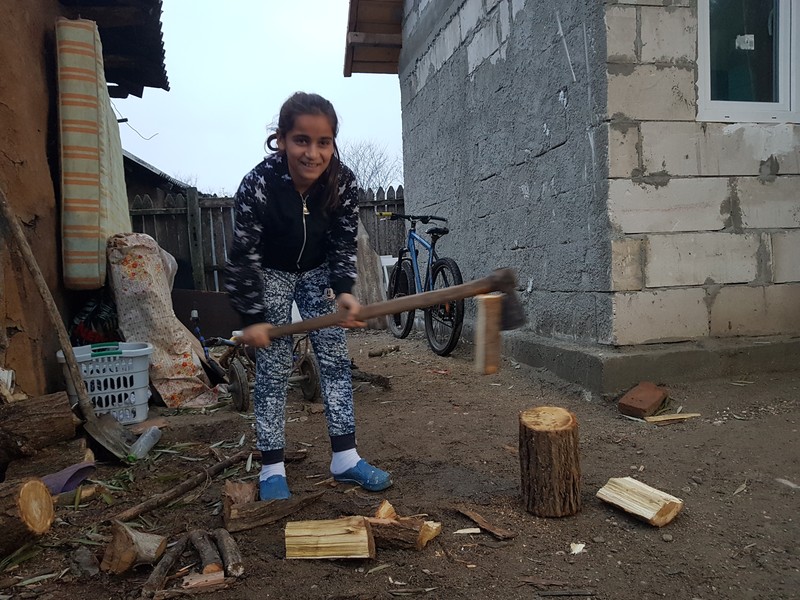 Maria a ținut să ne arate că este pricepută la tăiat lemne