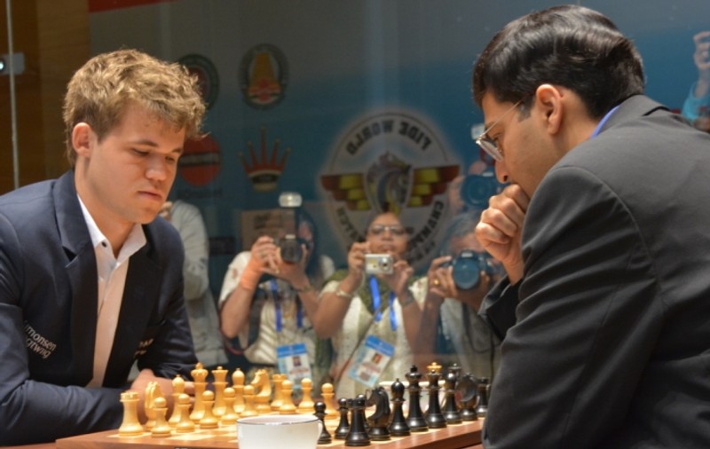Înfruntarea titanilor: Carlsen - Anand se luptă pentru titlul mondial! ^Meciul celor mai agere minți are loc în Rusia