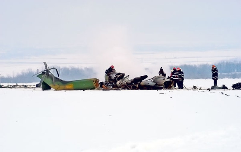 Exerciţiu cu final tragic! Doi morţi şi trei răniţi după ce un elicopter militar s-a prăbuşit ieri pe un câmp din judeţul Bacău