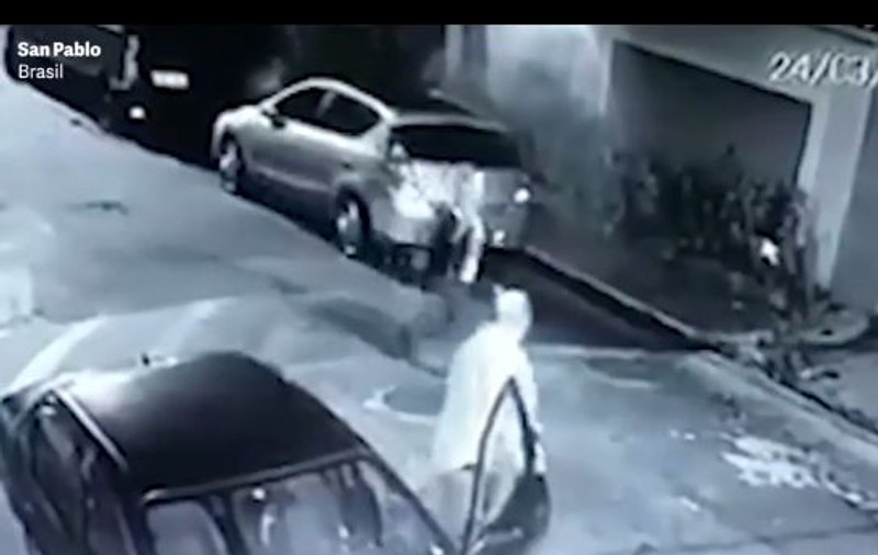 A vrut să jefuiască o femeie, fără să știe că era polițistă. A sfârșit tragic | VIDEO