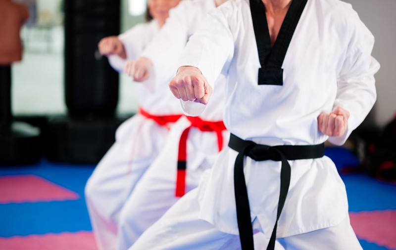 Antrenor de karate din București, reținut pentru agresiune sexuală, în timpul unui cantonament. Victimele au vârste cuprinse între 11 şi 17 ani