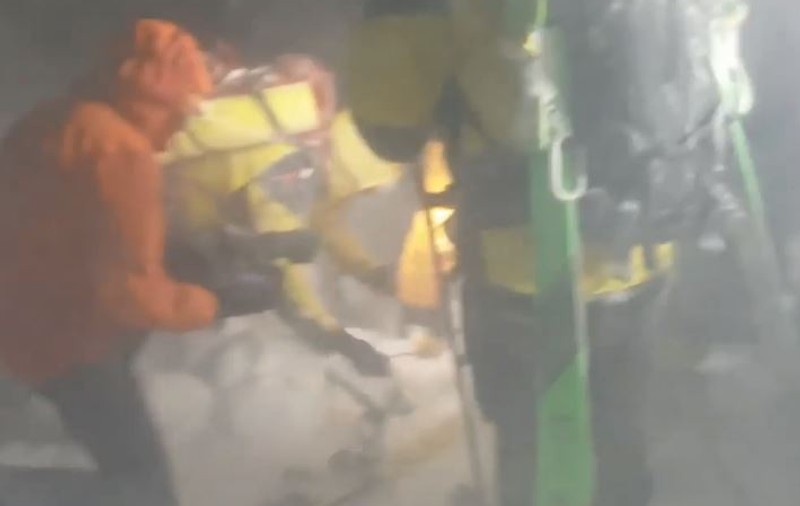 VIDEO | Un bărbat rătăcit pe munte a supraviețuit viscolului pentru că și-a ținut câinele în brațe