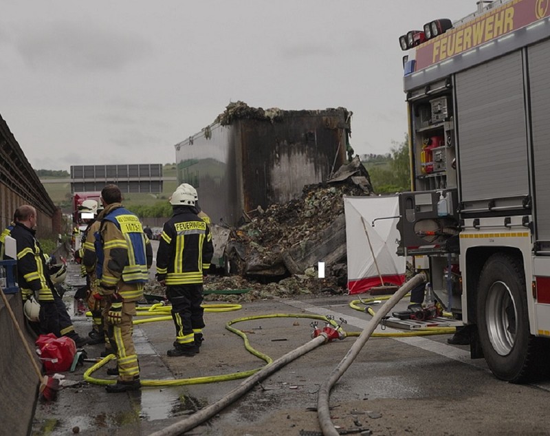 O grămadă de cenușă, atât a rămas din cabina unui TIR care a luat foc pe o autostradă din Germania. Șoferul a murit carbonizat