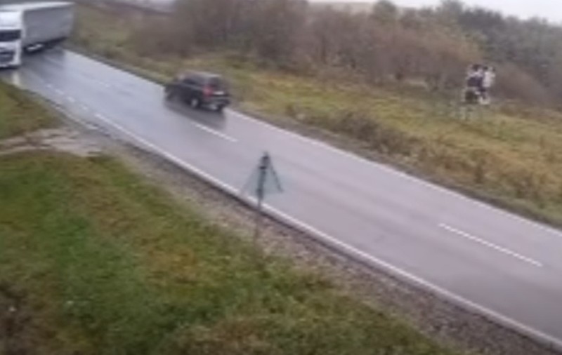Accident cu doi morți, în Suceava: un TIR a derapat pe șoseaua umedă și a spulberat o mașină de pe sensul opus | VIDEO