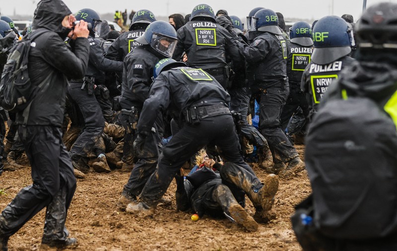 Zeci de răniți după confruntările dintre activiștii climatici conduși de Greta Thunberg și poliție, în Germania