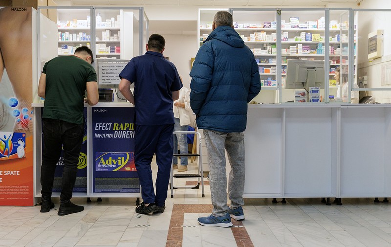Mulți români cer să cumpere „la liber” medicamente care necesită rețetă. Farmacist: „Știu că vor fi refuzați, dar totuși încearcă” 