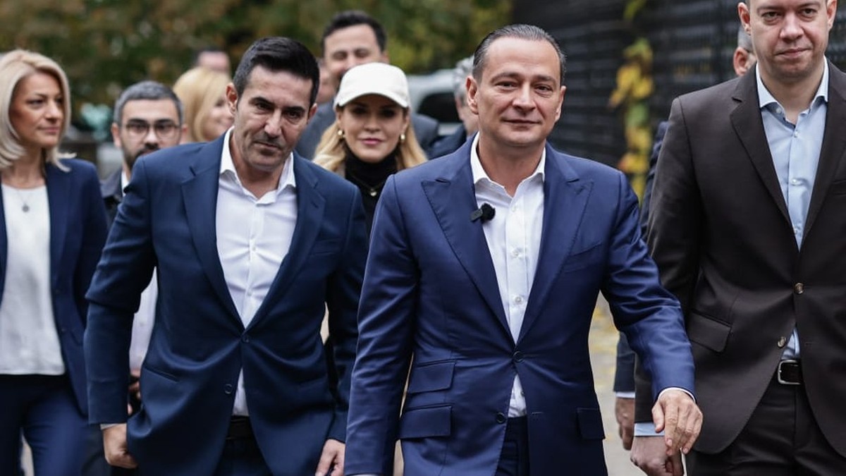 Daniel Băluță (în dreapta imaginii), la sediul BEM, alături de Claudiu Manda, secretar general al PSD. Foto: Vlad Chirea / Libertatea