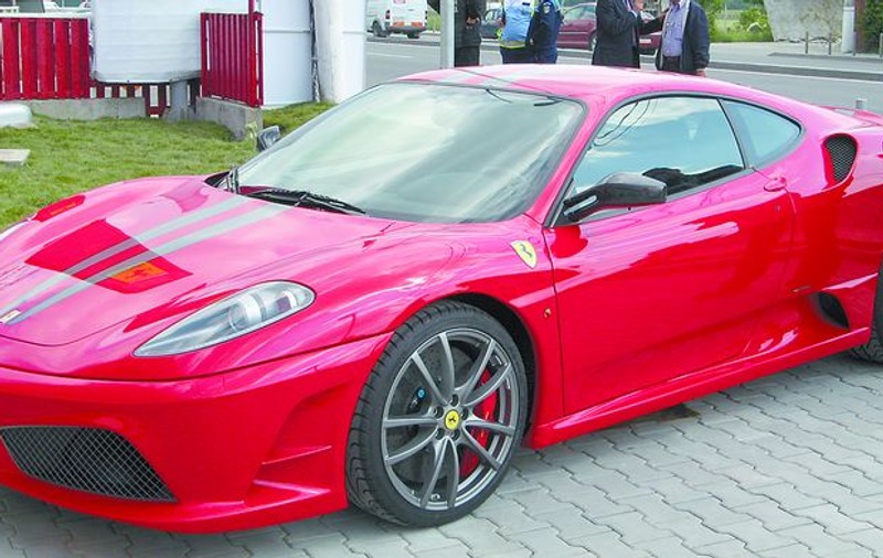 Săraci, săraci, dar cumpărăm Ferrari!