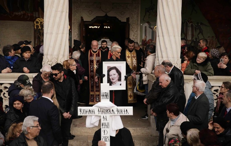 Mioara Roman, înmormântată astăzi la cimitirul Reînvierea din Capitală. Oana Roman abia și-a putut stăpâni lacrimile