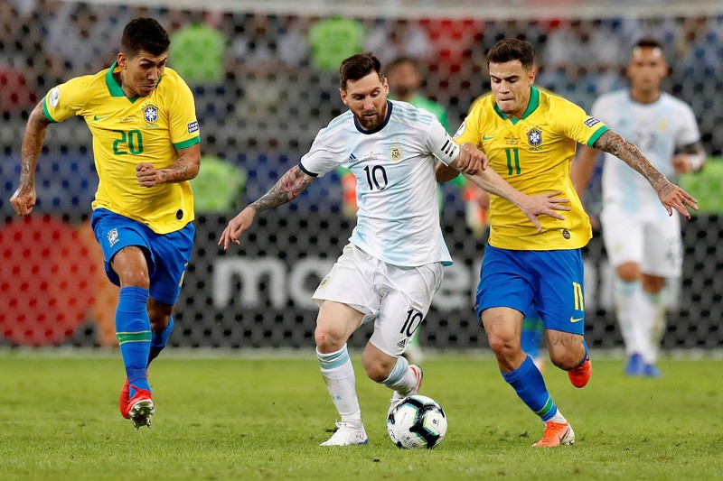 Argentina's Lionel Messi (C) in action against Roberto Firmino (L) and Philippe Coutinho (R) during the Copa America 2019 semi-finals soccer match between Brazil and Argentina at Mineirao Stadium in Belo Horizonte, Brazil, 02 July 2019. EPA-EFE/Antonio Lacerda