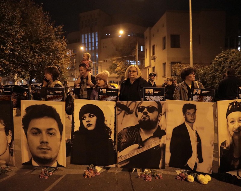 Marș în memoria victimelor de la Colectiv. Fotografiile tinerilor care au murit au fost așezate în fața Parchetului