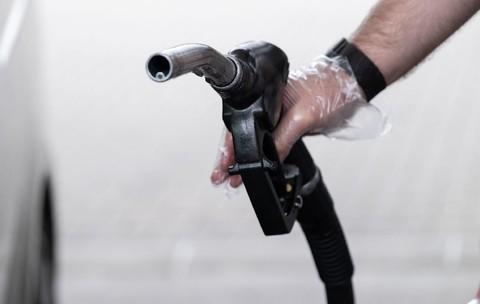 Bărbat alimentând un vehicul cu motorină la o benzinărie. Foto: Profimedia Images