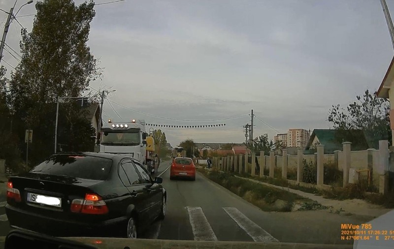 Un șofer de BMW din Iași, depășire de infarct în fața unui TIR. „Ar trebui să îi interzică dreptul de circulație și la stră-stră-strănepoții lui”