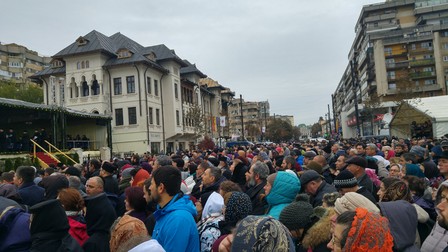 30.000 de oameni s-au închinat la racla cu moaştele Sfintei Parascheva în primele două zile