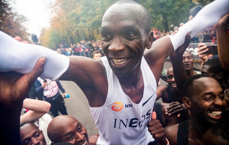Un kenyan a făcut istorie! Eliud Kipchoge, primul atlet care aleargă maratonul în mai puțin de două ore / VIDEO