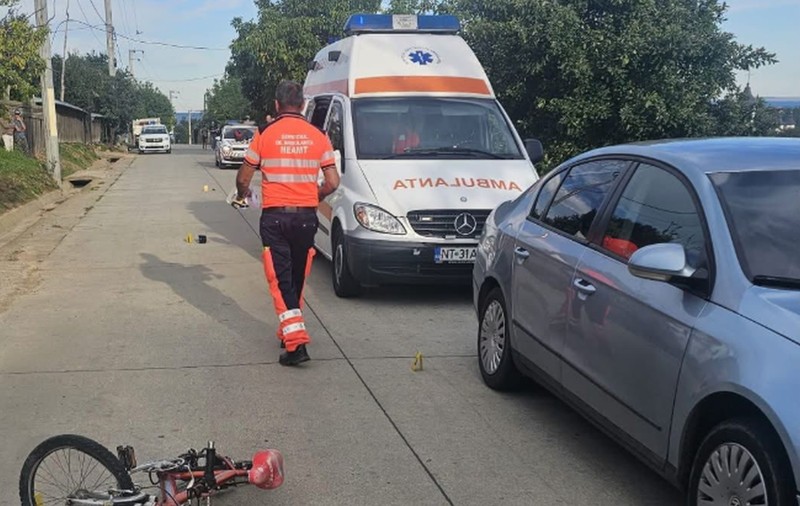 Un copil de 6 ani a murit după ce a intrat cu bicicleta de pe câmp pe șosea și a fost lovit de o mașină