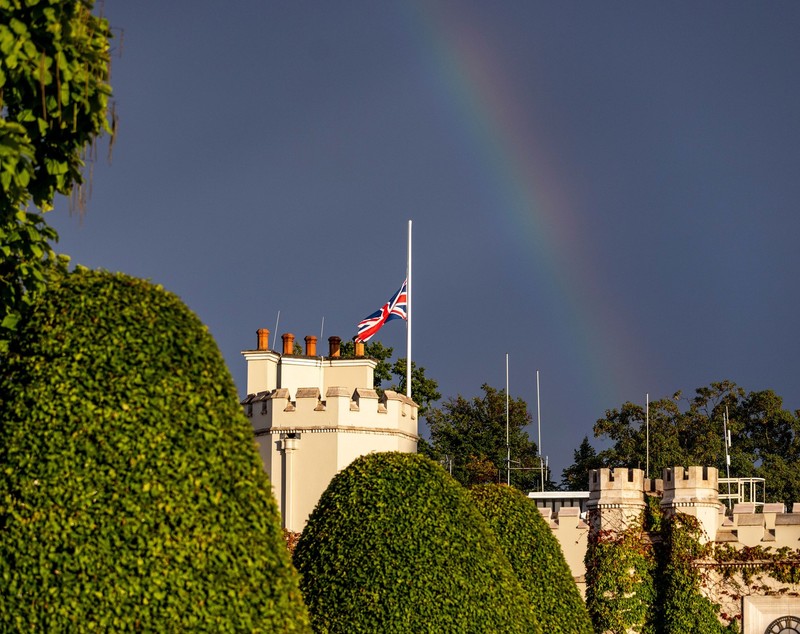 Curcubeu dublu deasupra Palatului Buckingham, după moartea Reginei Elisabeta a II-a