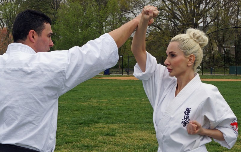 Un multiplu campion la karate și scriitoarea Ioana Lee promovează sportul românesc în SUA