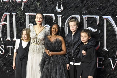 Vivienne Jolie-Pitt, Angelina Jolie, Zahara Jolie-Pitt, Shiloh Jolie-Pitt și Knox Leon Jolie-Pitt în octombrie 2019