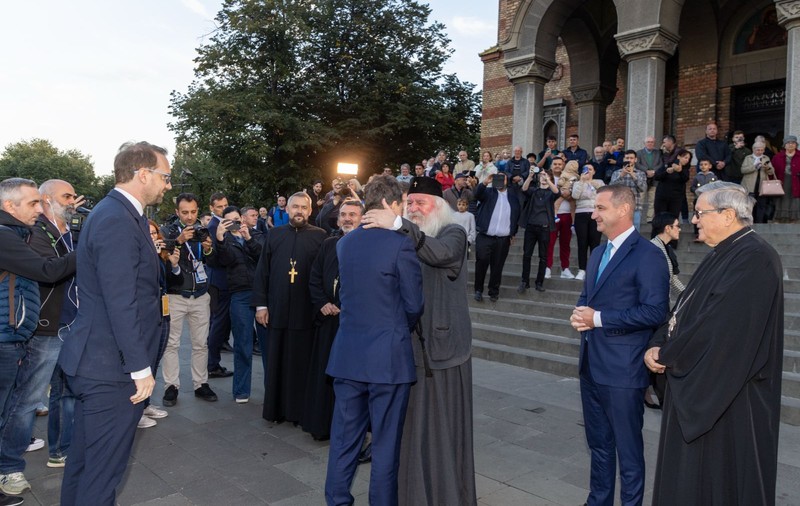 Scoateți politica din Biserică și Biserica din politică!