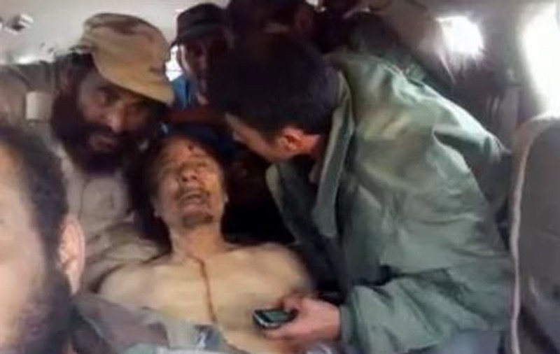 Rebelii ÎŞI BAT JOC de cadavrul lui Gaddafi, o nouă înregistrare ŞOCANTĂ! | VIDEO