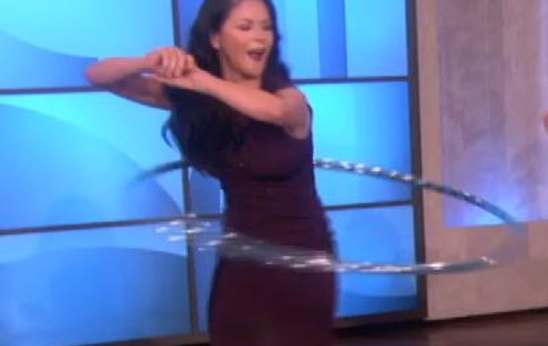 Are 43 de ani, dar ARATĂ FANTASTIC! Metoda de ÎNTREŢINERE a actriţei Catherine Zeta-Jones, LA ÎNDEMÂNA ORICUI! Foto