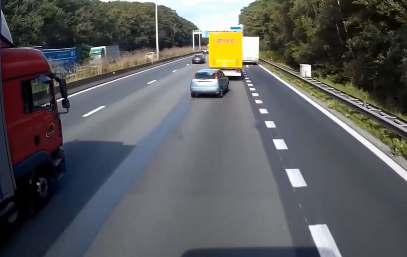 Accident horror! Automobil făcut ”sandwich” între două camioane, pe autostradă | VIDEO