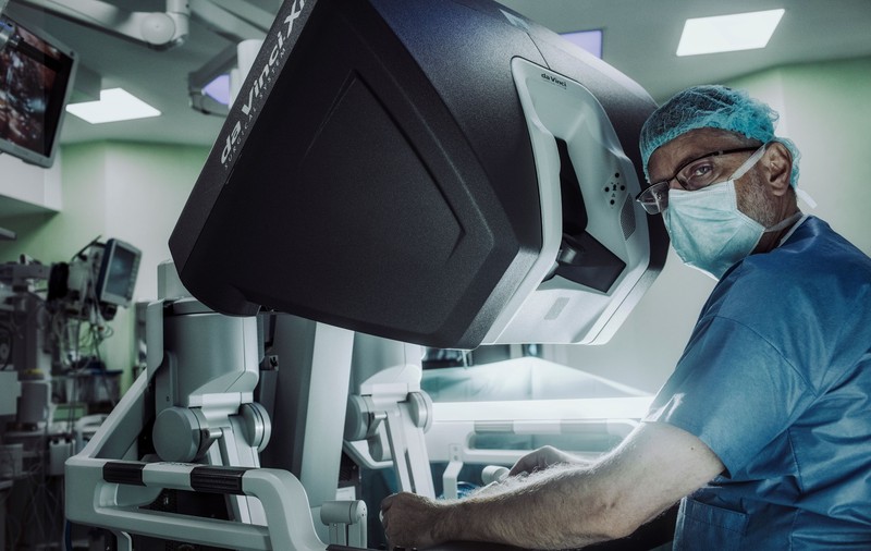 Victor Tomulescu, medic primar chirurgie generală: Testele pentru biomarkeri ajută la identificarea celor mai eficiente opțiuni de tratament în cancerul colorectal. Inovații și perspective în chirurgia cancerului colorectal în România