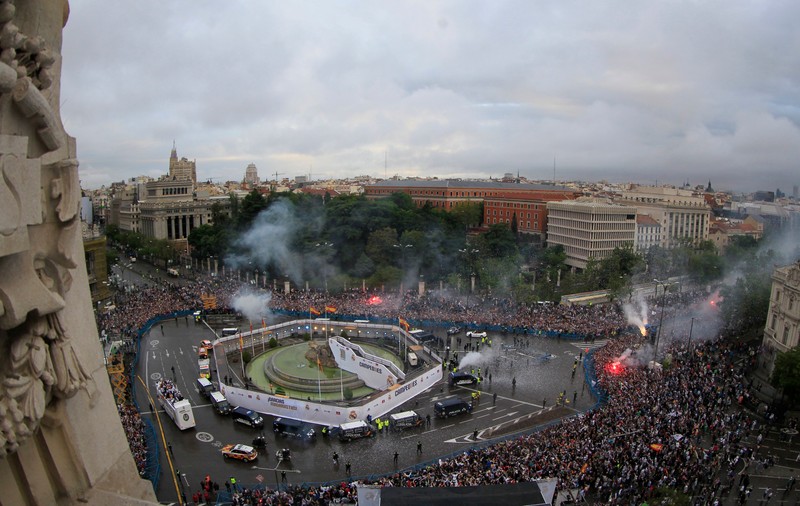 30.000 de oameni i-au așteptat o noapte întreagă pe campionii de la Real în Piața Cibeles| GALERIE FOTO&VIDEO