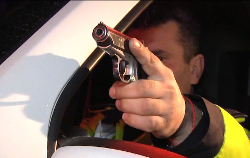 Beţi la volan şi fără permis | Un şofer a fost oprit cu focuri de armă, iar altul s-a înfipt într-un stâlp 