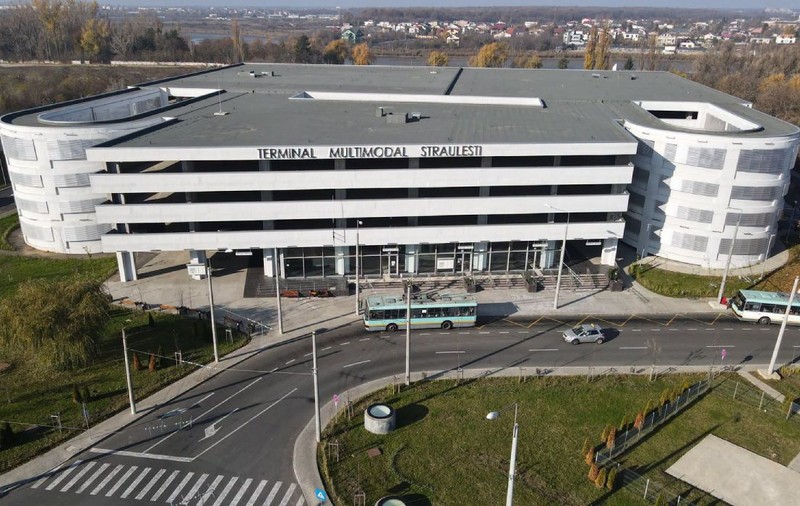 Am făcut calculul unui corporatist: merită abonamentul de 300 de lei la parcarea Străulești sau ieși mai ieftin dacă plătești la oră?