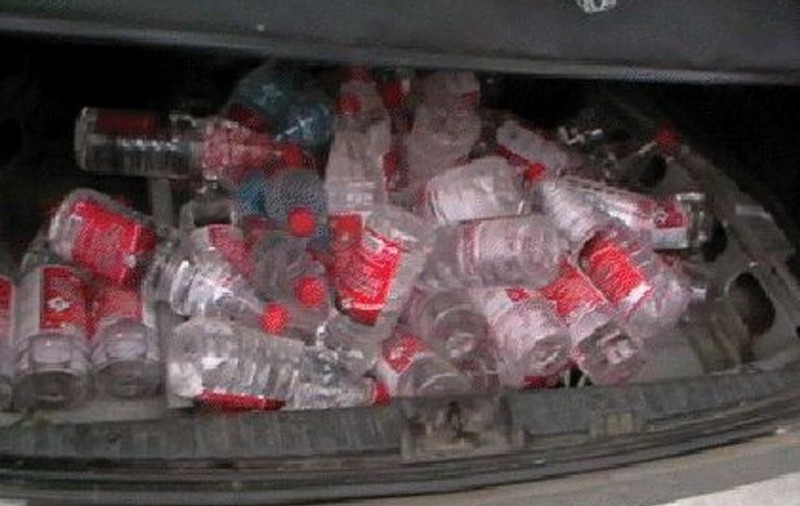 Contrabandistul şi-a burduşit maşina cu peste 150 de litri de alcool din Serbia 