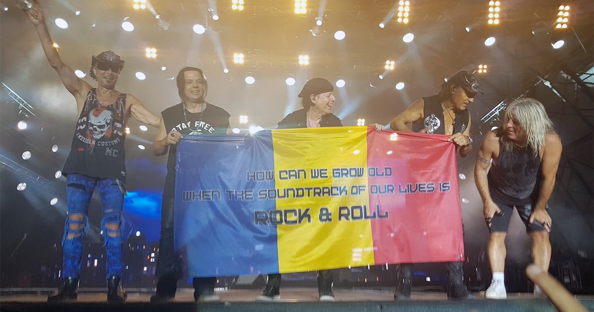 Trupa de muzică Scorpions cu steagul României pe scena în timpul concertului din București.