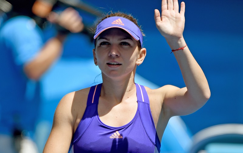 Simona Halep face legea pe Facebook, iar Adrian Mutu - pe Twitter