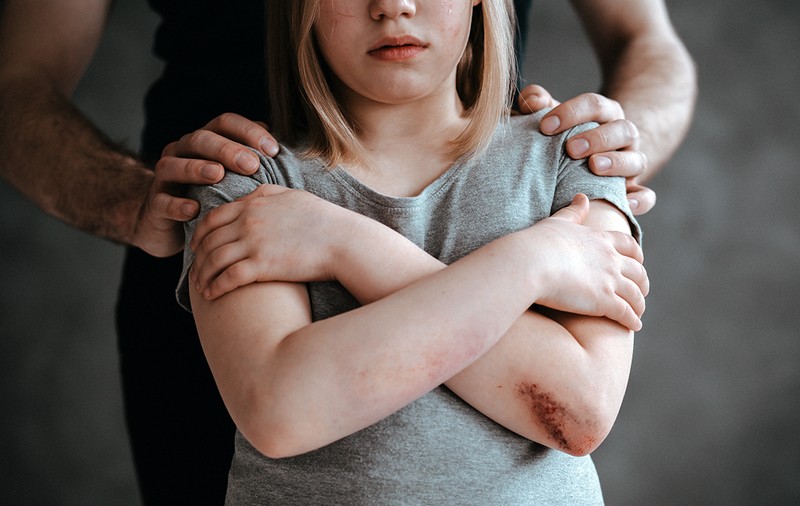 Ce apărări mai găsesc judecătorii pentru violatori: vânătăile nu erau de la constrângerea fizică, ci de la faptul că actul sexual s-a petrecut în mașină!