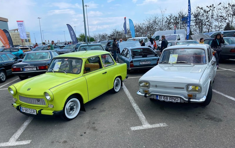 Paradă a mașinilor de epocă în Piața Unirii din Timișoara