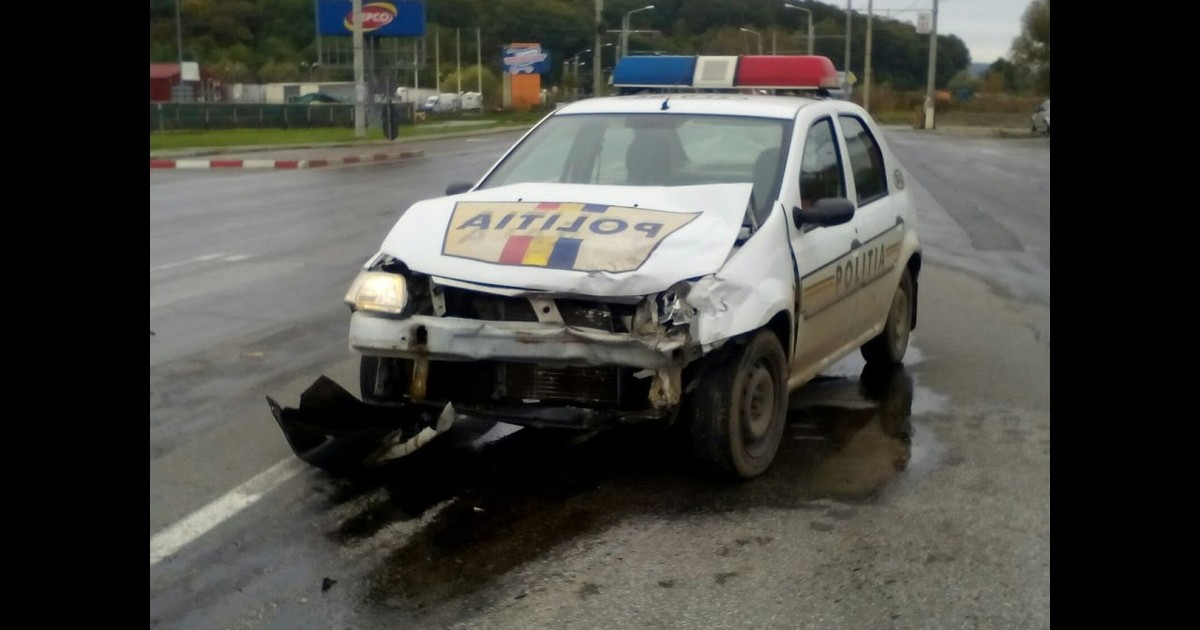 Un polițist a lovit cu mașina o căruță. O persoană a murit, o alta a fost rănită