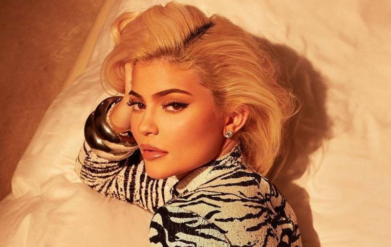 FOTO | Kylie Jenner, sexy pe Instagram. A adunat aproape 6 milioane de like-uri pozând într-o rochie mulată