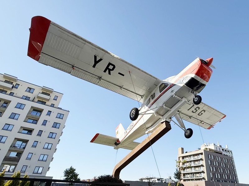 Avionul din 1971 care a „aterizat” în cel mai scump cartier din Brașov