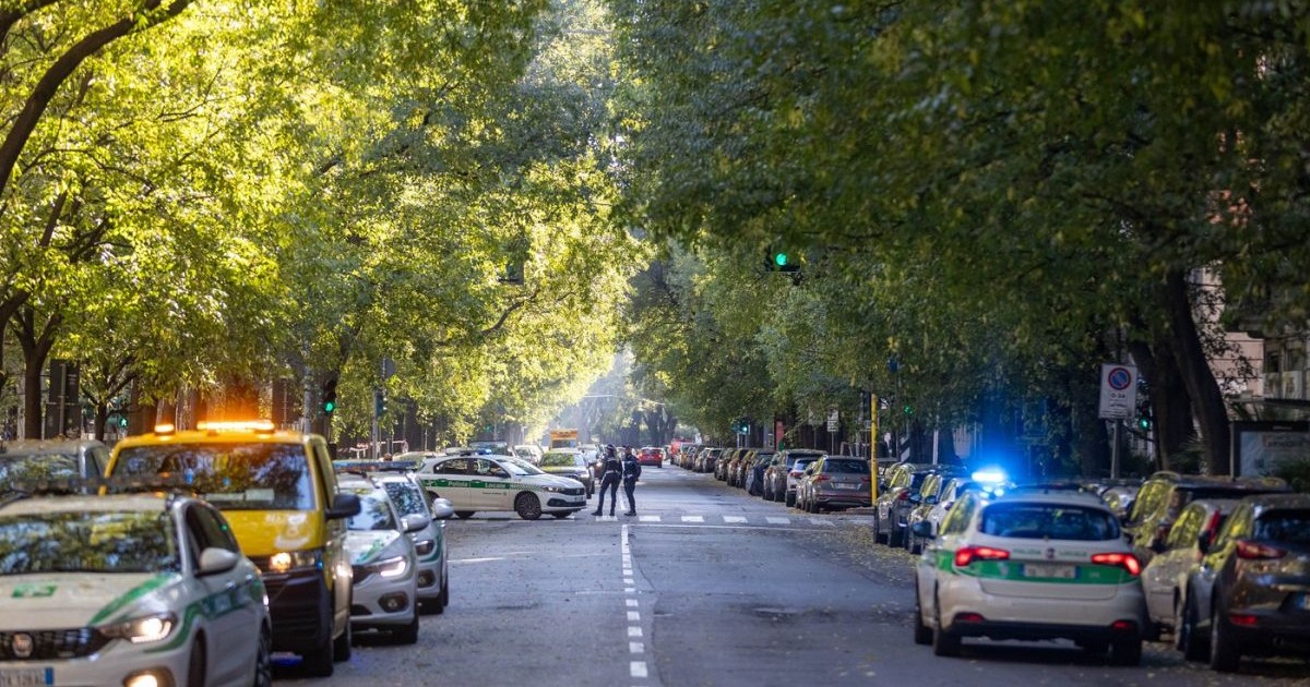 Poliția locală intervine în urma unui accident care s-a produs pe o stradă din Milano, Italia, 5 noiembrie 2025