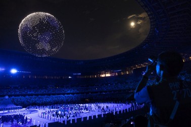 Dronele au format un glob pe cer deasupra Stadionului Național din Tokyo în timpul ceremoniei de deschidere a Jocurilor Olimpice de vară 2020 | Foto: EPA-EFE/PETER KLAUNZER
