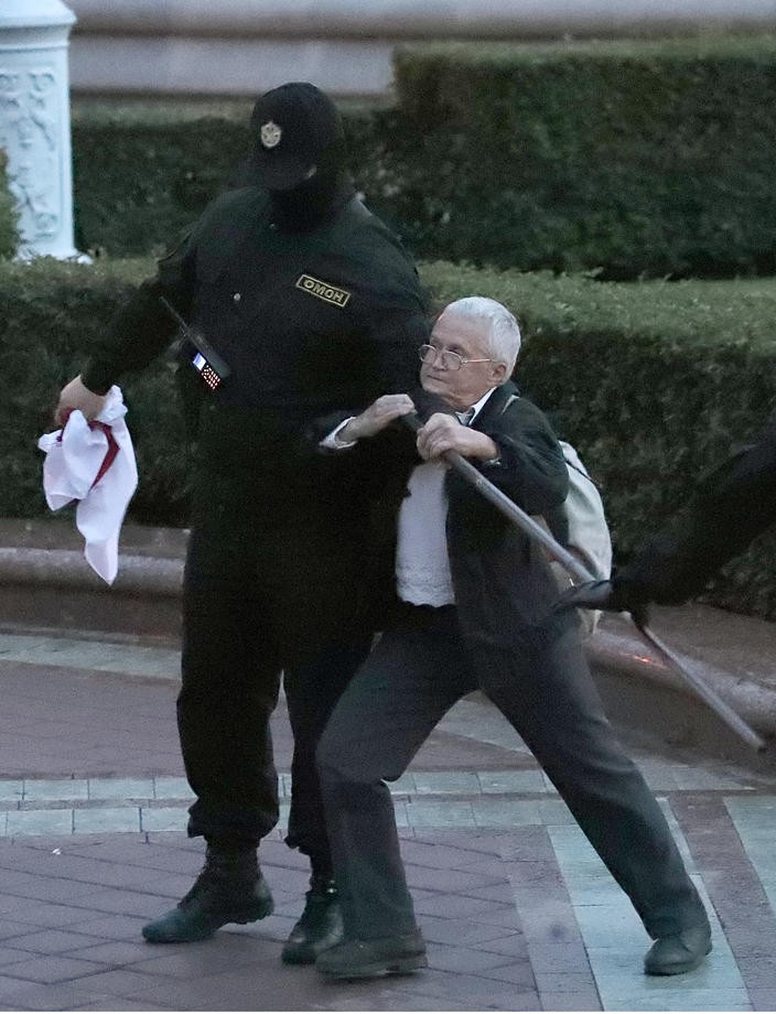Lupta dintre Nina și un mascat din poliția anti-revoltă.