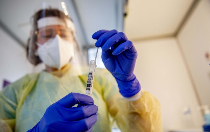 Omicron, mai ușor de detectat. Un nou tip de test PCR va identifica tulpina, fără să mai fie nevoie de secvențiere