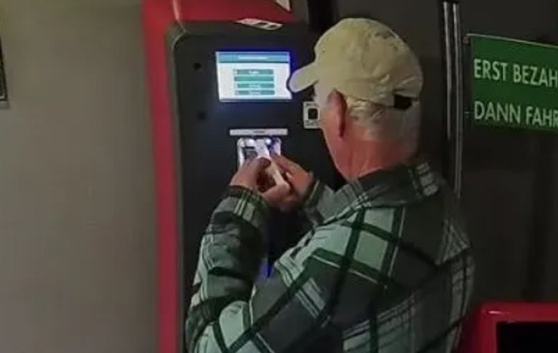 Poliția îl caută pe bărbatul cu seringa, filmat când injectează acid în automatele de parcare dintr-un oraș german