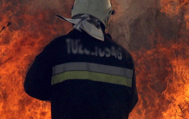 Un pompier a murit în incendiul de la complexul Dragonul Roşu