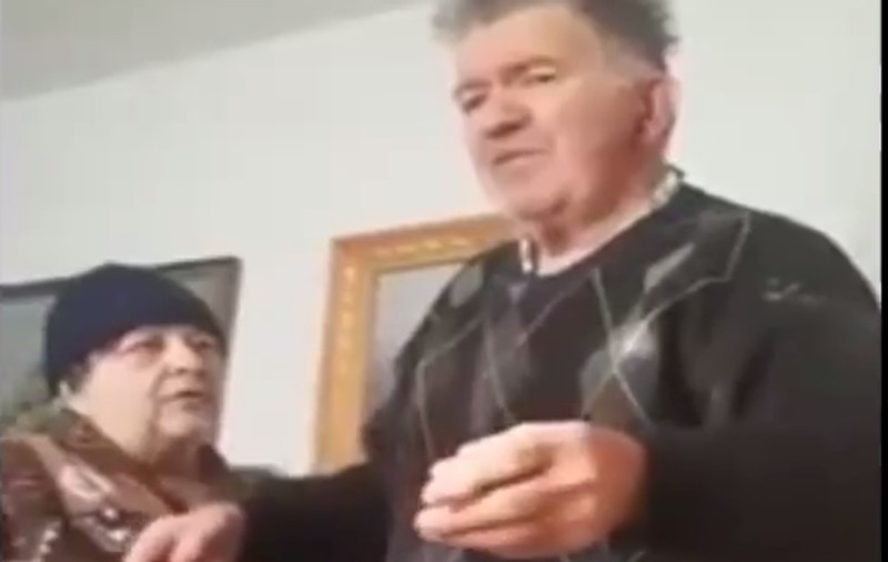 Un bătrân din Neamț este lovit și strâns de gât de o femeie. Victima ar fi fostul preot din Pipirig iar agresoarea, preoteasa