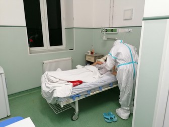 O asistentă administrează tratamentul de prânz