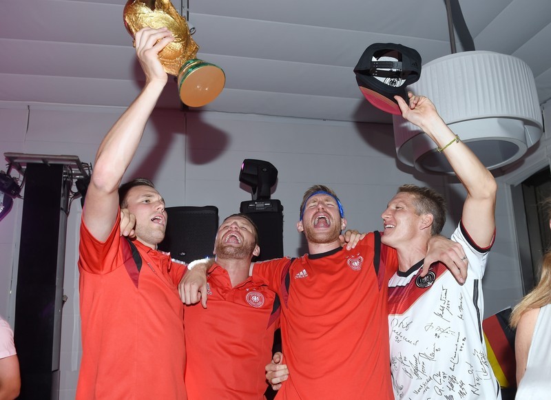 Fotbaliștii germani nu s-au despărțit de Cupa Mondială la banchetul oferit de federația germană după finala cu Argentina FOTO: EPA