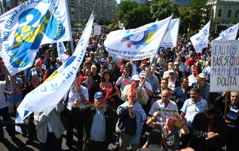 Sindicaliştii din transporturi au protestat în zgomot asurzitor de vuvuzele şi fluiere