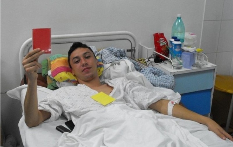 Un arbitru a fost bătut până i s-au umflat testiculele!